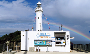 万国旗を掲揚する塩屋埼灯台(福島県いわき市)