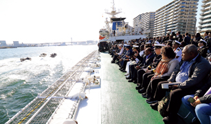 海上保安庁の訓練を視察する各機関の代表