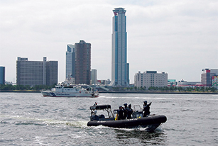 警備実施中の巡視艇とゴムボート