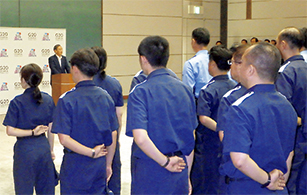菅官房長官による督励