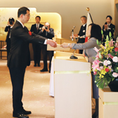 賞状を授与される職域部門代表者(海上保安庁)
