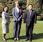 海上保安庁長官(右)・人事院総裁(左)と記念撮影する山﨑ゆきみ試験研究官