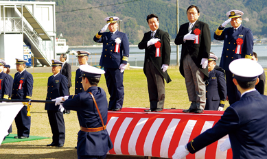 行進を見守る赤羽国土交通大臣(右)と和田国土交通大臣政務官(左)
