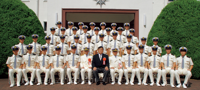 海上保安学校卒業生と赤羽国土交通大臣らによる記念撮影(9月)