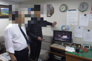 フェリー居室にてテレビを確認する様子