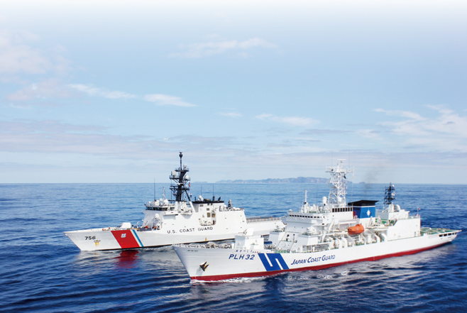 並走する海上保安庁巡視船と米国沿岸警備隊巡視船