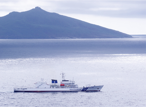 尖閣諸島周辺海域の領海警備に従事する「あさづき」