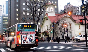 札幌市中心部(札幌市時計台前)走行中のバス