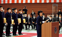 謝辞を述べる卒業生