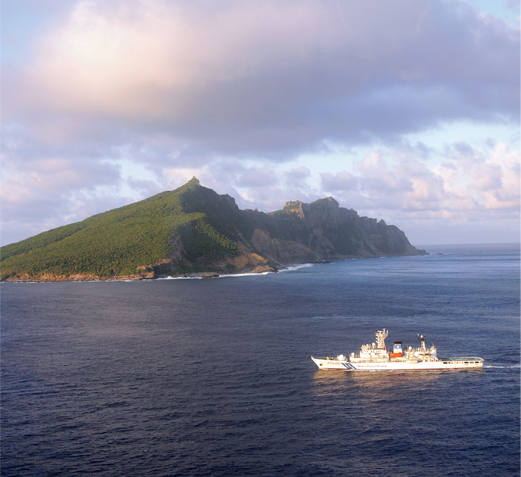 尖閣諸島周辺海域の領海警備に従事する巡視船「りゅうきゅう」
