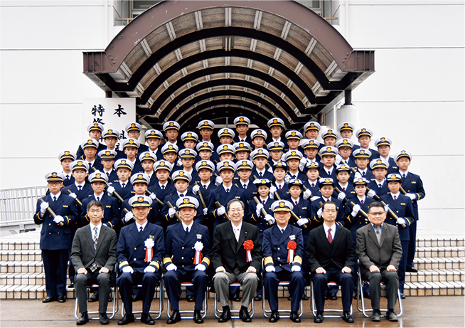 海上保安大学校卒業生と斉藤国土交通大臣による記念撮影