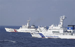 中国海警局に所属する船舶と並走する巡視船