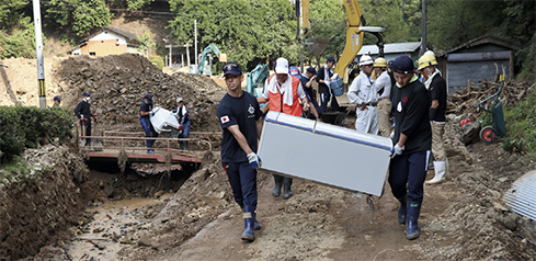 家具の搬出作業を行う学生達