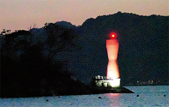 「ひょっこりひょうたん島」のモデルとされる蓬莱島の大槌港灯台が点灯から70年を迎えることから、地元町民文化祭の開催に合わせてライトアップを行いました。