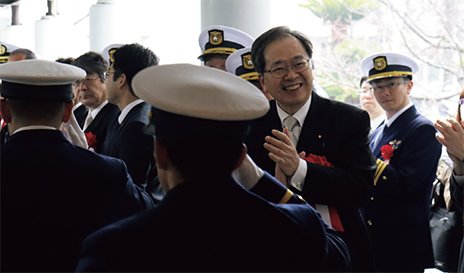 卒業生の門出を笑顔で見送る斉藤国土交通大臣