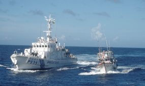 台湾漁船を停船させている状況