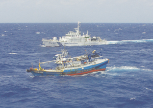 外国漁船に退去警告を行う巡視船