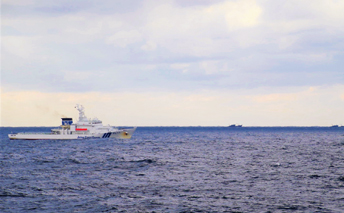 中国漁船に退去警告を行う巡視船