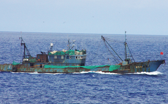 退去警告を受ける中国漁船