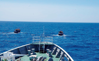 北朝鮮漁船に退去警告を行う巡視船