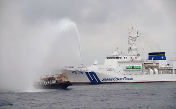 北朝鮮漁船に放水をする巡視船