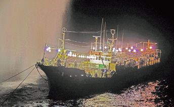 夜間に巡視船から放水を受ける北朝鮮漁船