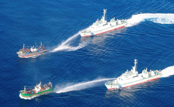 北朝鮮漁船に放水する巡視船