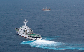 日本漁船付近を警戒中の巡視船