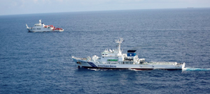 外国海洋調査船に中止要求を行う巡視船