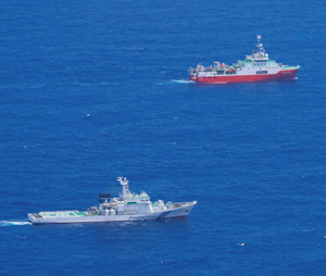 外国海洋調査船に中止要求を行う巡視船