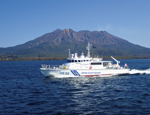 新たに就役した測量船「さくらひびき」と桜島