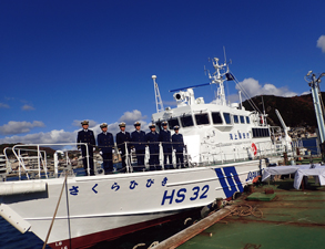 「さくらひびき」と乗組員(引渡式にて)