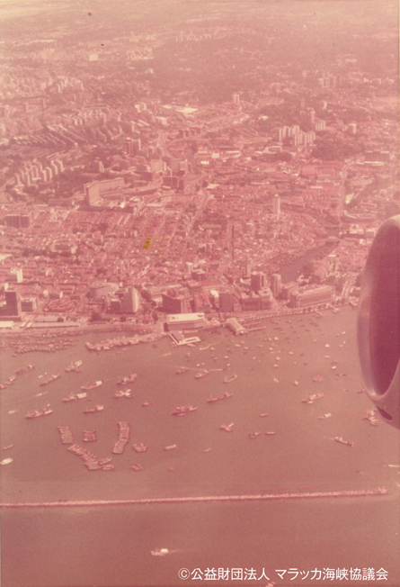 船舶が輻輳する様子(1970年代シンガポール港付近)