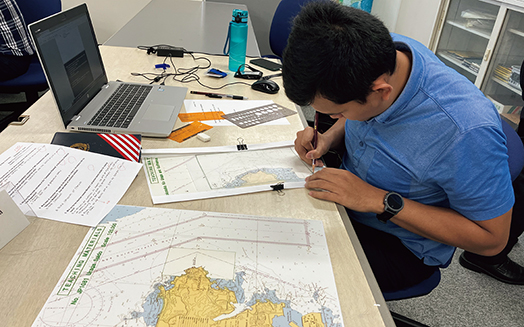 測量原図を作製するJICA研修員
