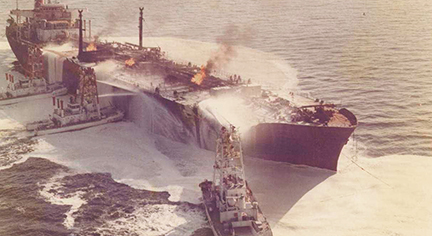 東京湾で衝突・炎上するLPGタンカー
