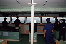 航海当直の様子(実習船橋)