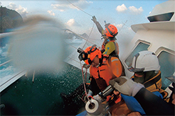 座礁船上での様子