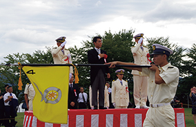 行進展示を視閲する石橋国土交通大臣政務官
