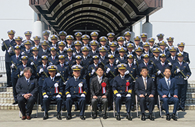 海上保安大学校卒業生と中野国土交通大臣による記念撮影