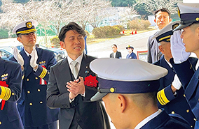 卒業生を笑顔で見送る中野国土交通大臣