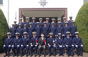海上保安学校卒業生と中野国土交通大臣による記念撮影