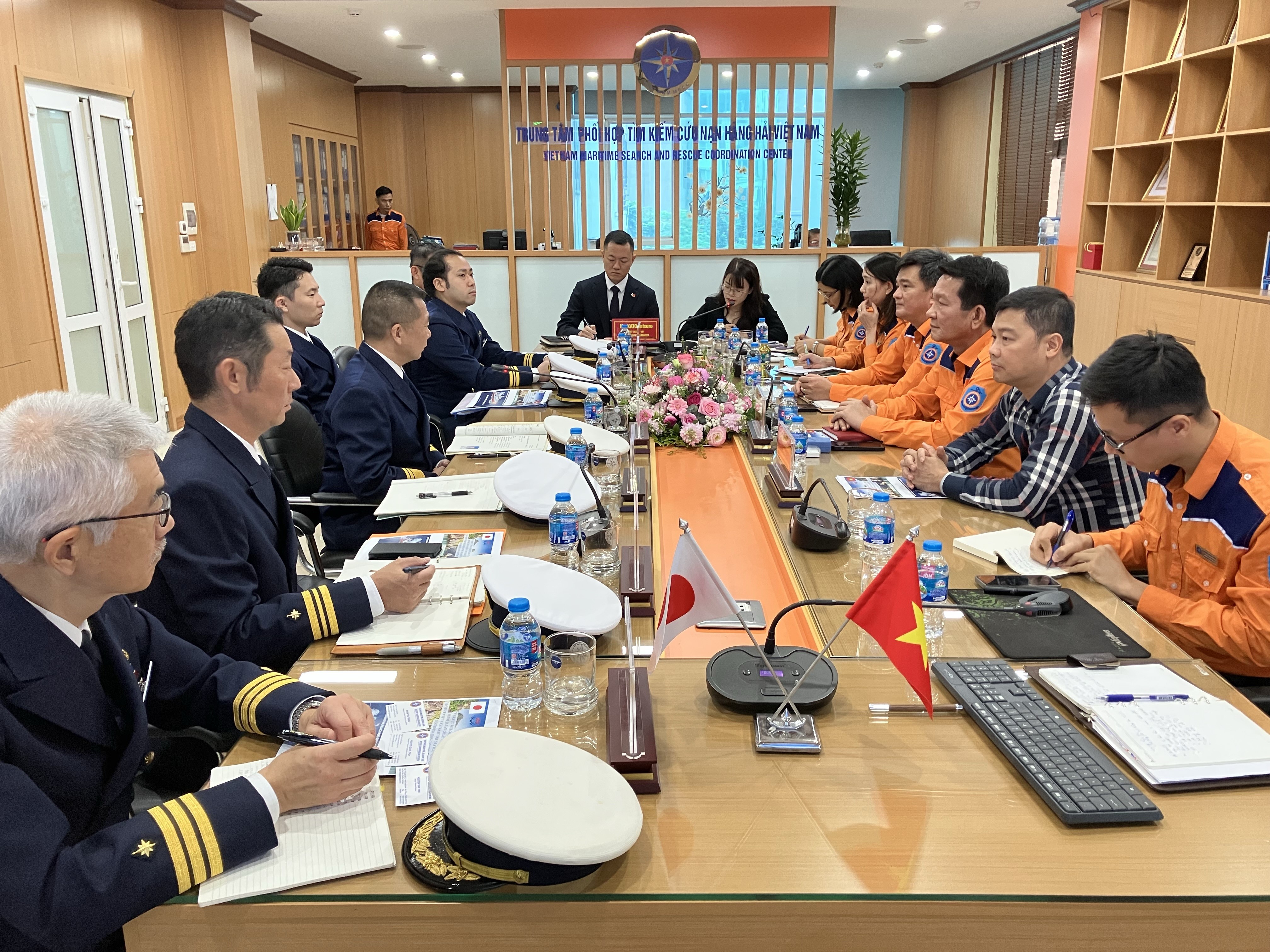 MRCCとの意見交換の様子 MRCCとの意見交換の様子