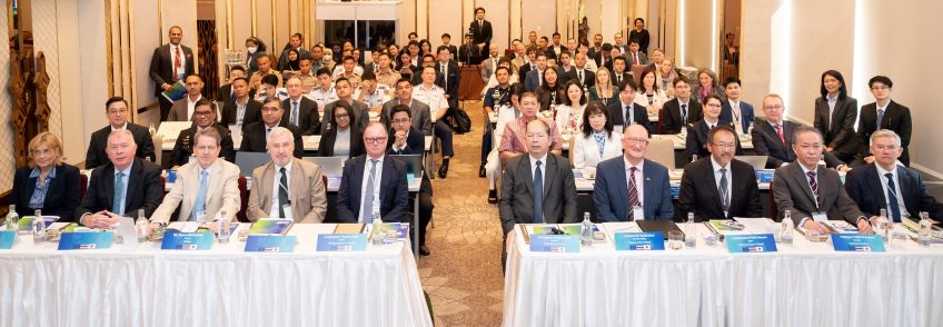 会場参加者の集合写真 会場参加者の集合写真