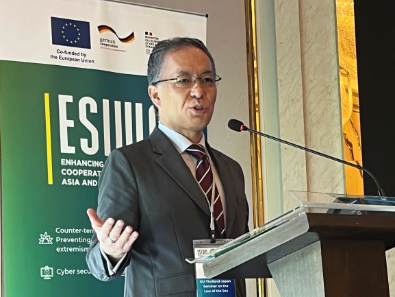 「航行の権利と沿岸国の管轄権」で講義を行う古谷教授 「航行の権利と沿岸国の管轄権」で講義を行う古谷教授