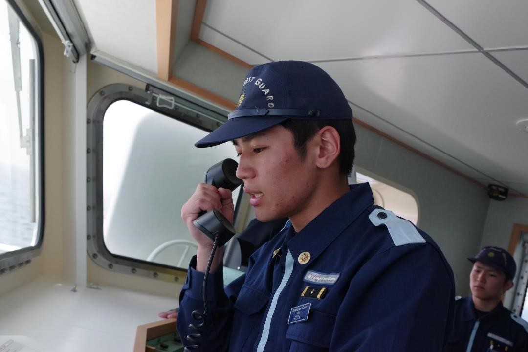 無線通信中の実習生 無線通信中の実習生
