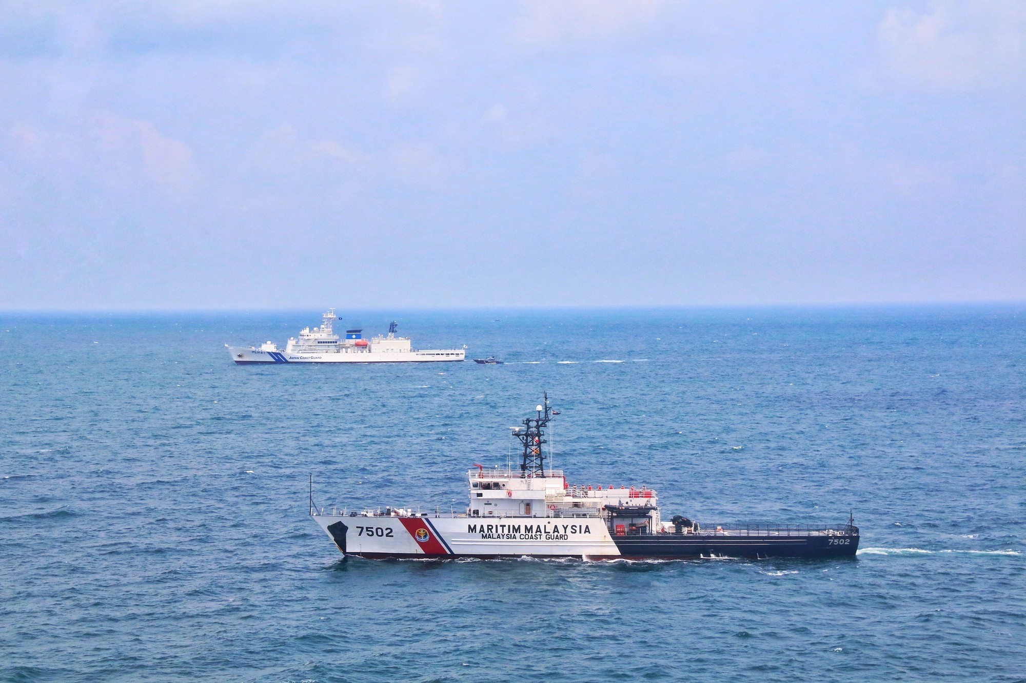 連携訓練においてみずほとKM BANGGI（MMEA） が海賊容疑船（想定）を追跡している様子