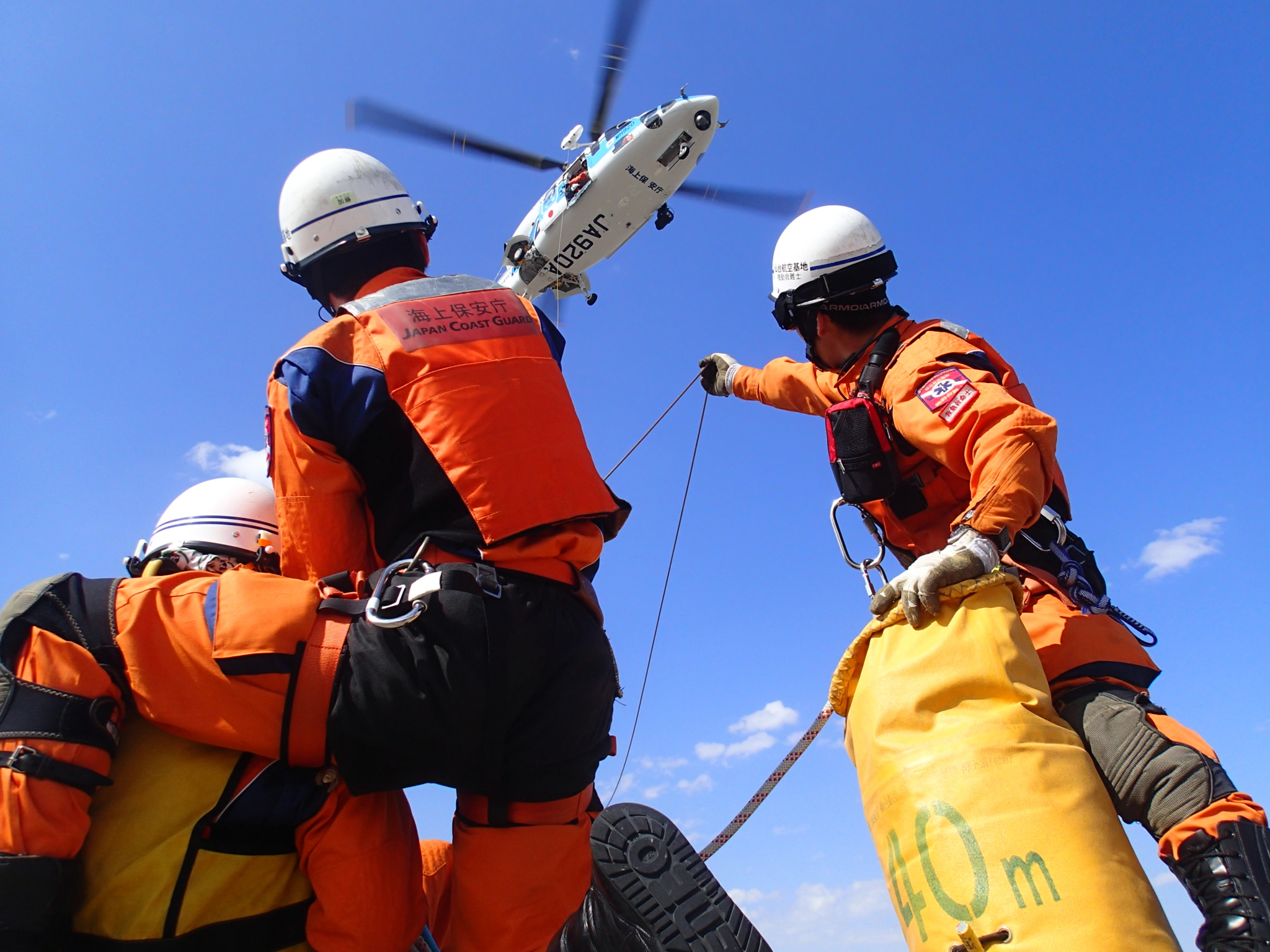 巡視船艇で働く乗組員の様子