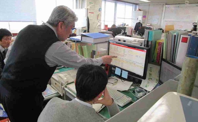 執務室でのデスクワーク
